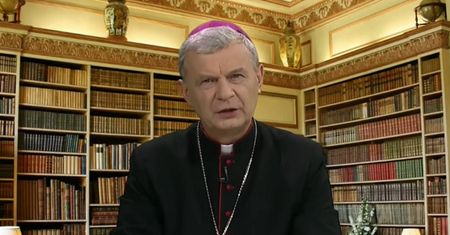 "Niezdrowa pogoń". Biskup grzmi w Radiu Maryja