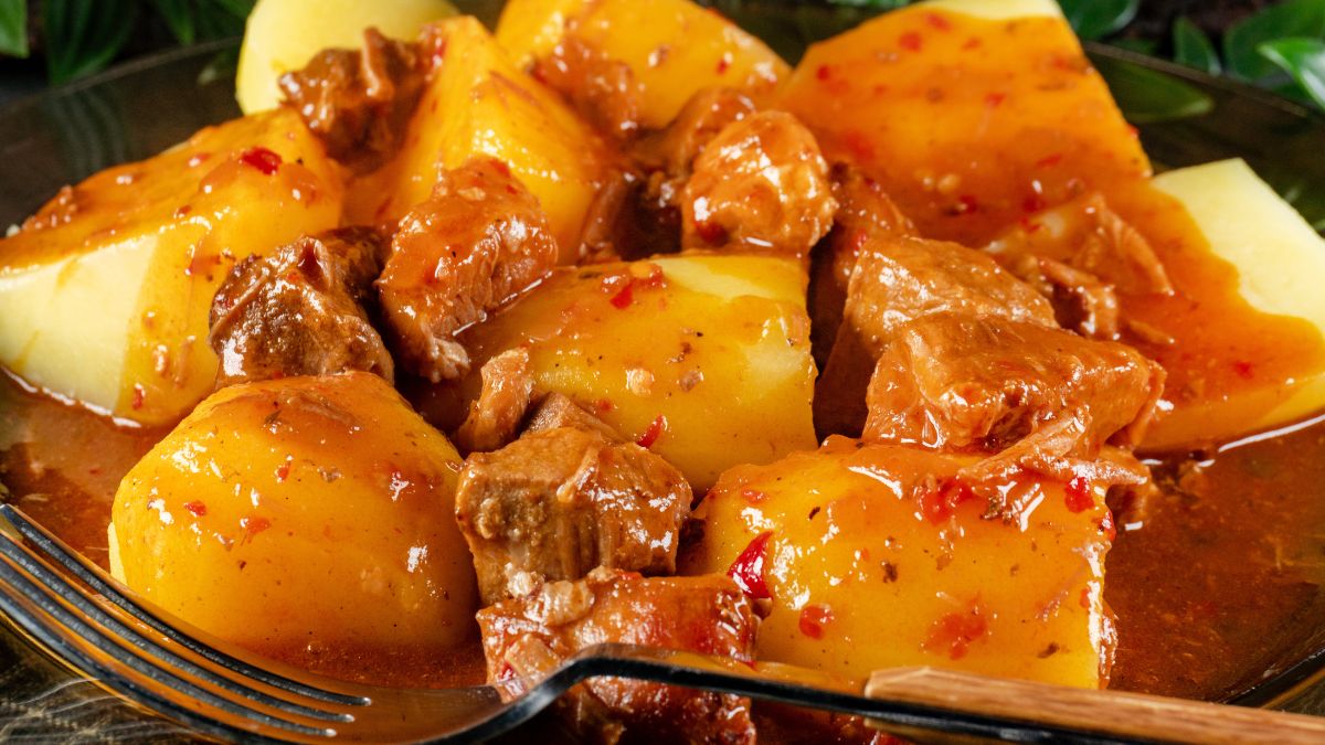 Pewniak na obiad: gulasz z ziemniakami, a do tego ogórek kiszony