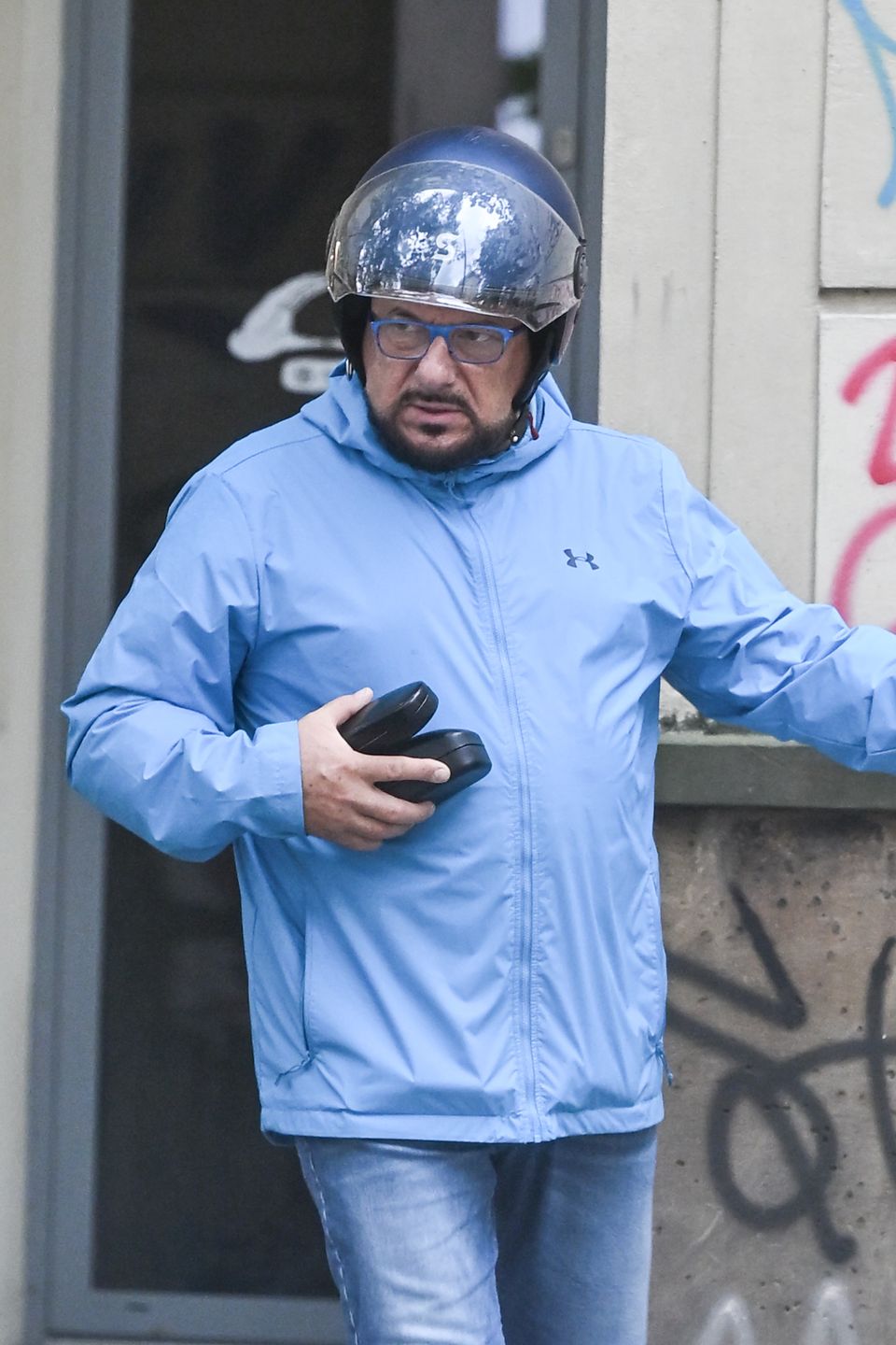 Piotr Gąsowski jedzie skuterem po pasie dla rowerów