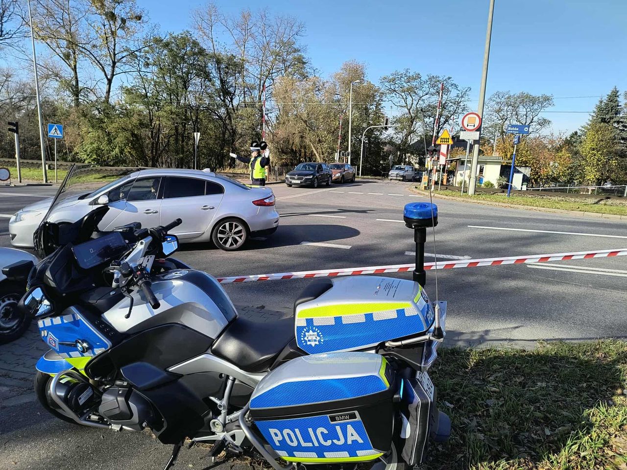 Trwa policyjna akcja "Znicz". Policjanci dbają o nasze bezpieczeństwo i płynność ruchu przy cmentarzach!
