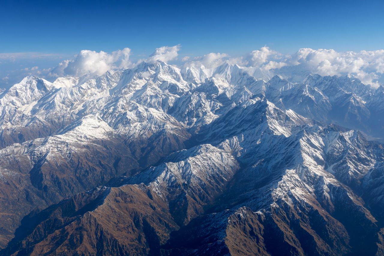Nagie Himalaje zamiast białych szczytów. Naukowcy alarmują po kolejnej zimie bez śniegu