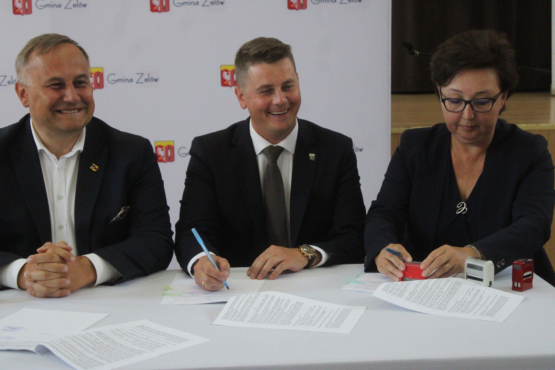 Zelów w powiecie bełchatowskim. Umowy na tzw. małe granty sołeckie w powiecie bełchatowskim podpisane!