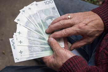 Coraz więcej osób dostaje 7 tys. zł dodatku do emerytury. Nowe dane