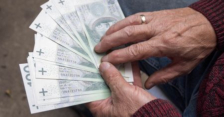 Coraz więcej osób dostaje 7 tys. zł dodatku do emerytury. Nowe dane