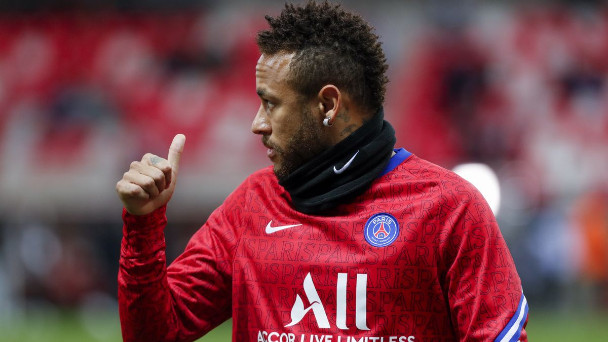 REIMS, FRANCE - SEPTEMBER 27: Neymar Jr #10 of Paris Saint-Germain looks on while warming up for the Ligue 1 match between Stade de Reims and Paris Saint-Germain at Stade Auguste Delaune on September 27, 2020 in Reims, France. (Photo by Catherine Steenkeste/Getty Images)