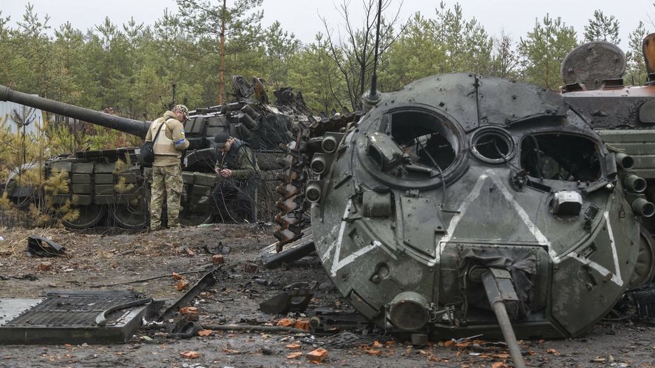 Wojna w Ukrainie - zniszczony rosyjski sprz?t wojskowyUkrainian servicemen check destroyed Russian tanks and armored machines after Ukrainian Army liberation  Dmitrovka village near Kyiv, Ukraine, April 02, 2022.  (Photo by Maxym Marusenko/NurPhoto) (Photo by Maxym Marusenko / NurPhoto / NurPhoto via AFP)MAXYM MARUSENKO