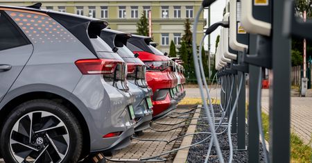 O elektrykach wiemy mało albo nic. Polacy muszą "nauczyć się" aut na nowo