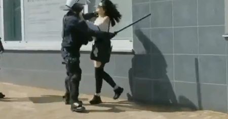 Policja pałuje kobietę. Prezenter TVP: "brawo za interwencję"