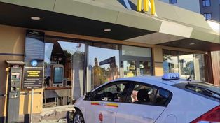 Pijany kierowca przewozu osób wjechał w budynek McDonald’s w Warszawie