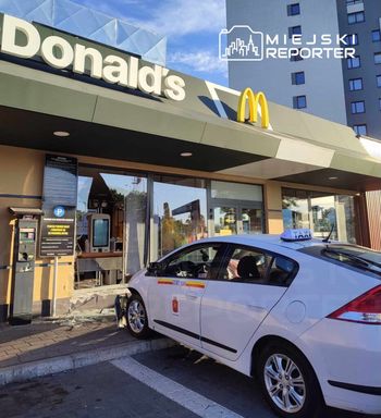 Pijany kierowca przewozu osób wjechał w budynek McDonald’s w Warszawie