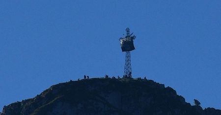 Ogromny baner na Giewoncie. Chodzi o uchodźców
