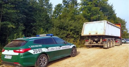 Pościg za wywrotką. Funkcjonariusze zatrzymali towar za prawie milion złotych