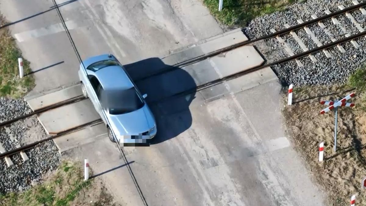Zignorowali STOP przed torami. Dron nagrał ich wykroczenia