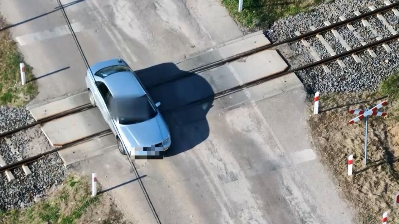 Policyjny dron namierzył kierowców przy torach. Posypały się kary