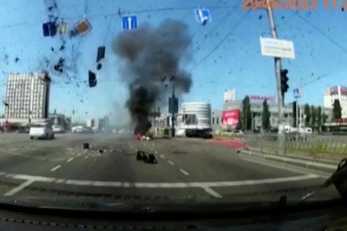 Strącona rakieta spadła na ulicę Kijowa wprost na jadące auta. Jest nagranie