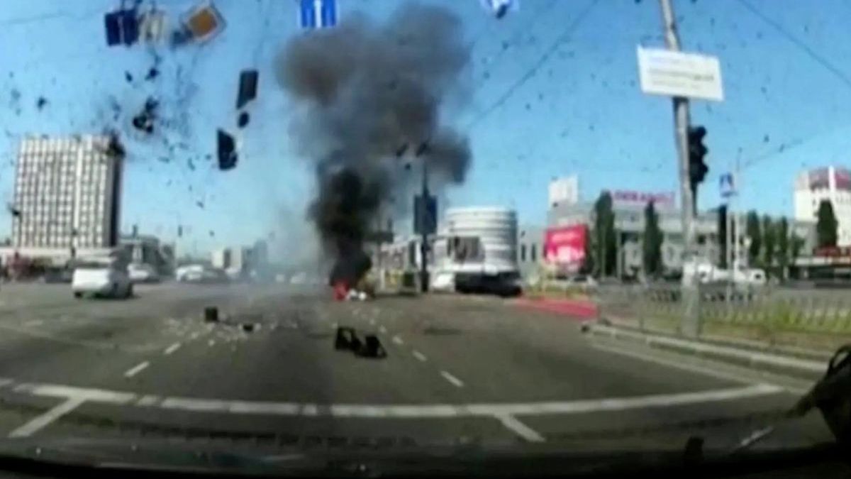 Część zestrzelonego rosyjskiego pocisku spada na jezdnię w Kijowie