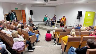 Poeta niezwykły - Aleksander Musiał. Pełna sala w Książnicy Karkonoskiej na spotkaniu autorskim o "Wierszach Olka"