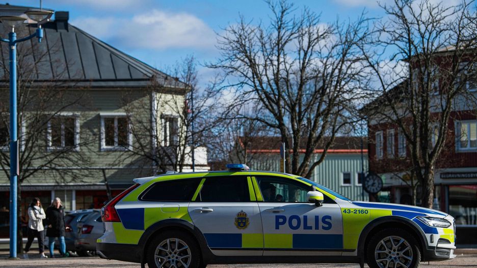 arch44A police car is parked at a main square in the city of Vetlanda on March 4, 2021, one day after a stabbing attack. - Three people are in life-threatening condition after a stabbing attack on March 3, 2021 that injured eight in the southern Swedish city of Vetlanda. (Photo by Jonathan NACKSTRAND / AFP)JONATHAN NACKSTRAND