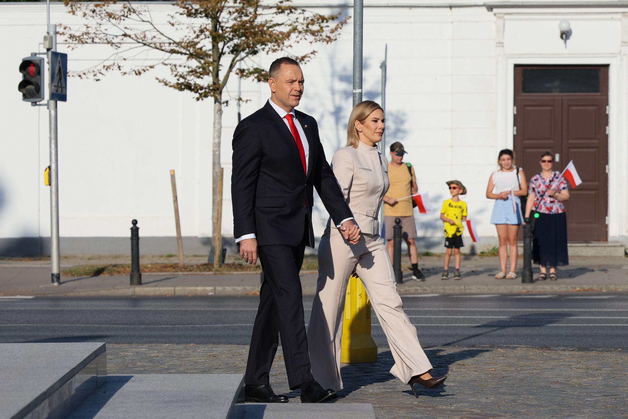 Marta Nawrocka postawiła na jasny komplet 