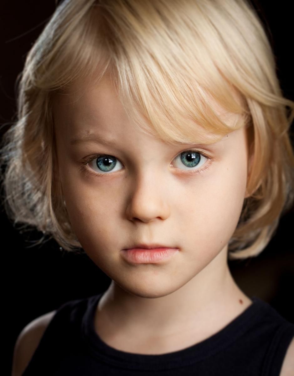 Półdługie fryzury dla chłopców stają się coraz modniejsze