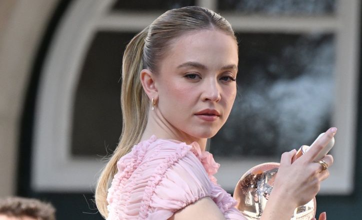 Sydney Sweeney wdzięczy się do zdjęć w sukience Magdy Butrym