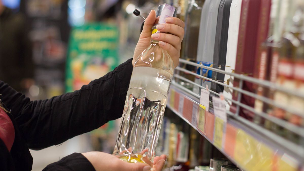 Polscy piją coraz mniej czystej wódki