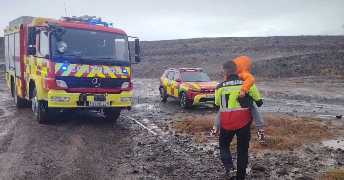 Ratownicy uwolnili z samochodu rodzinę z dzieckiem