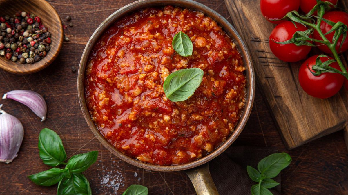 Sos bolognese to jeden z najbardziej znanych mięsnych dodatków do makaronu