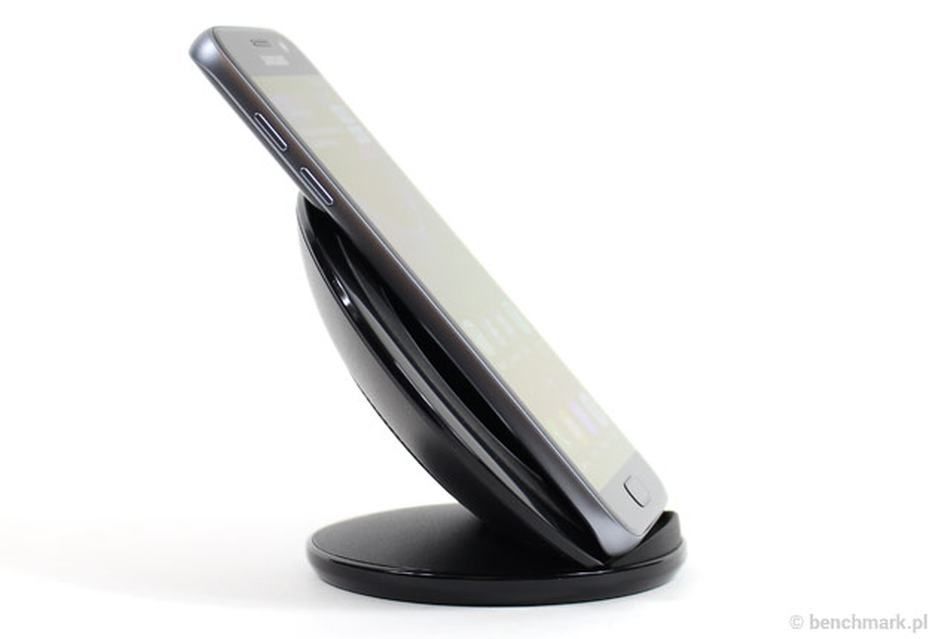 Ładowarka Samsung Wireless Charger Stand dla Galaxy S7 ze smartfonem z  boku