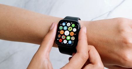 Jakiś taki niepodobny. Zobacz prototyp Apple Watcha na wideo