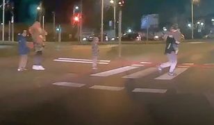 Zielona Góra. Z dzieckiem na rękach wbiegł na pasy prosto pod samochód. Miał czerwone światło