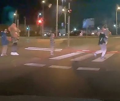 Zielona Góra. Z dzieckiem na rękach wbiegł na pasy prosto pod samochód. Miał czerwone światło