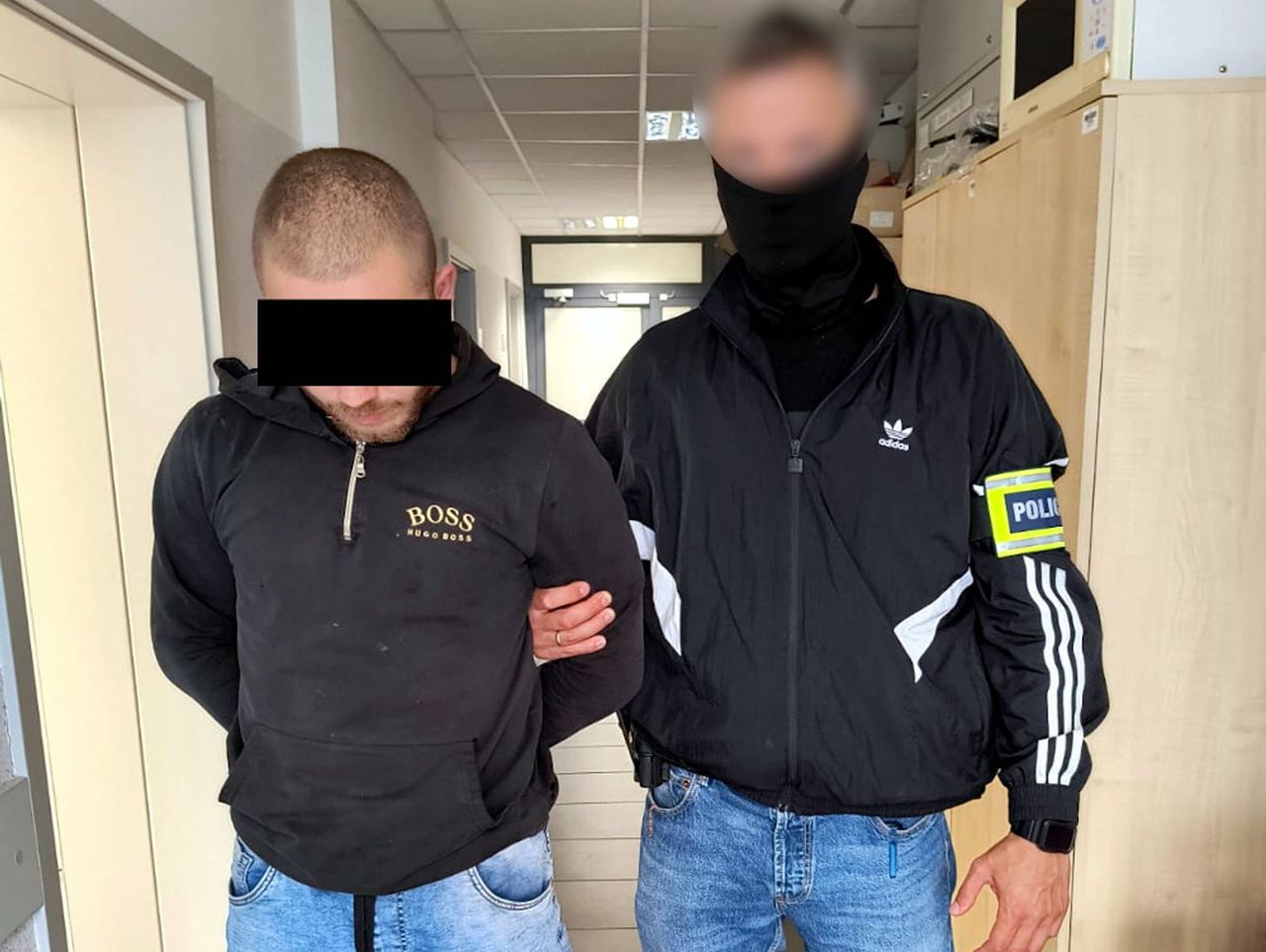 Warszawa: 23-latek rzucił się z maczetą na przypadkowego przechodnia. Odpowie za usiłowanie zabójstwa