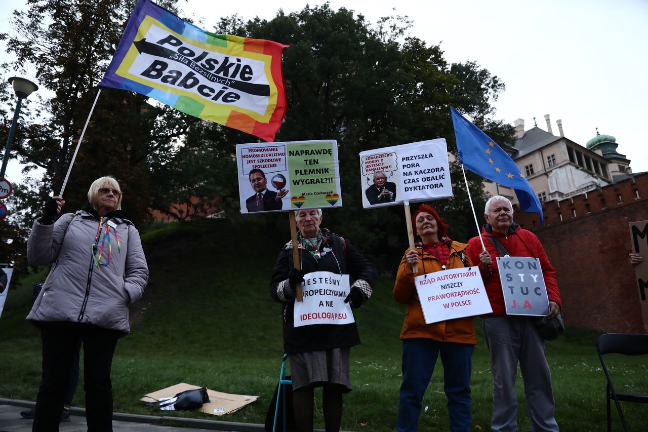 Miesięcznica pogrzebu Lecha i Marii Kaczyńskich w Krakowie. Protest przy okazji wizyty Jarosława Kaczyńskiego