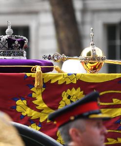 Tajemnicza kartka na trumnie Elżbiety II. Zostawił ją król Karol III