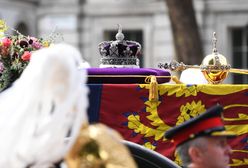 Tajemnicza kartka na trumnie Elżbiety II. Zostawił ją król Karol III