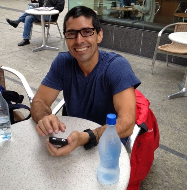 Michael Santos i jego iPhone (Fot. Quora)