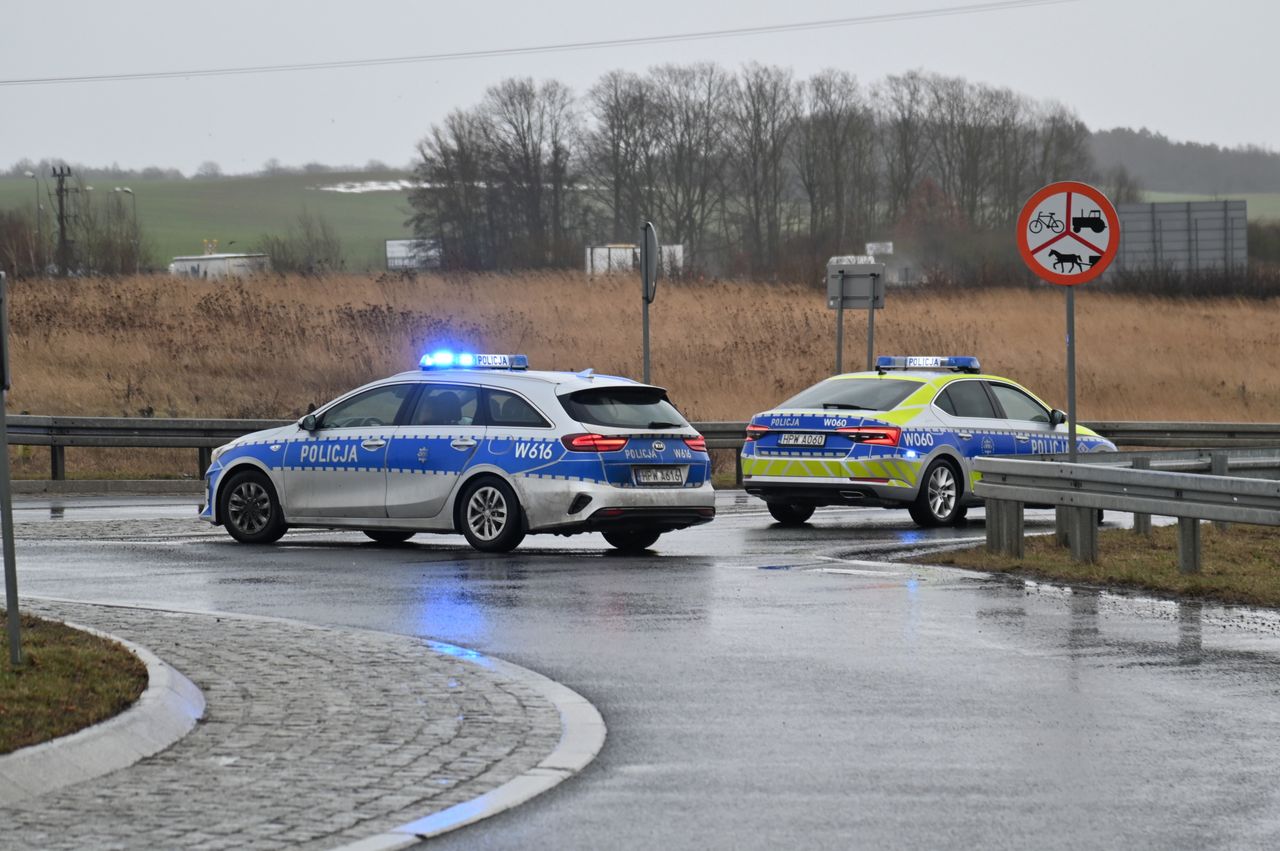 Zablokowana droga wojewódzka po zderzeniu osobówki z autokarem. Są osoby poszkodowane