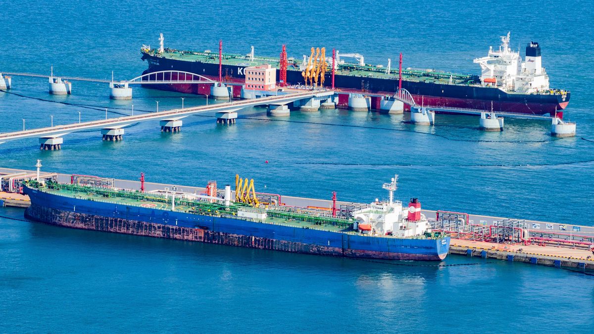 Rekordowe koszty omijania sankcji. Irańska ropa drożej trafia do Chin