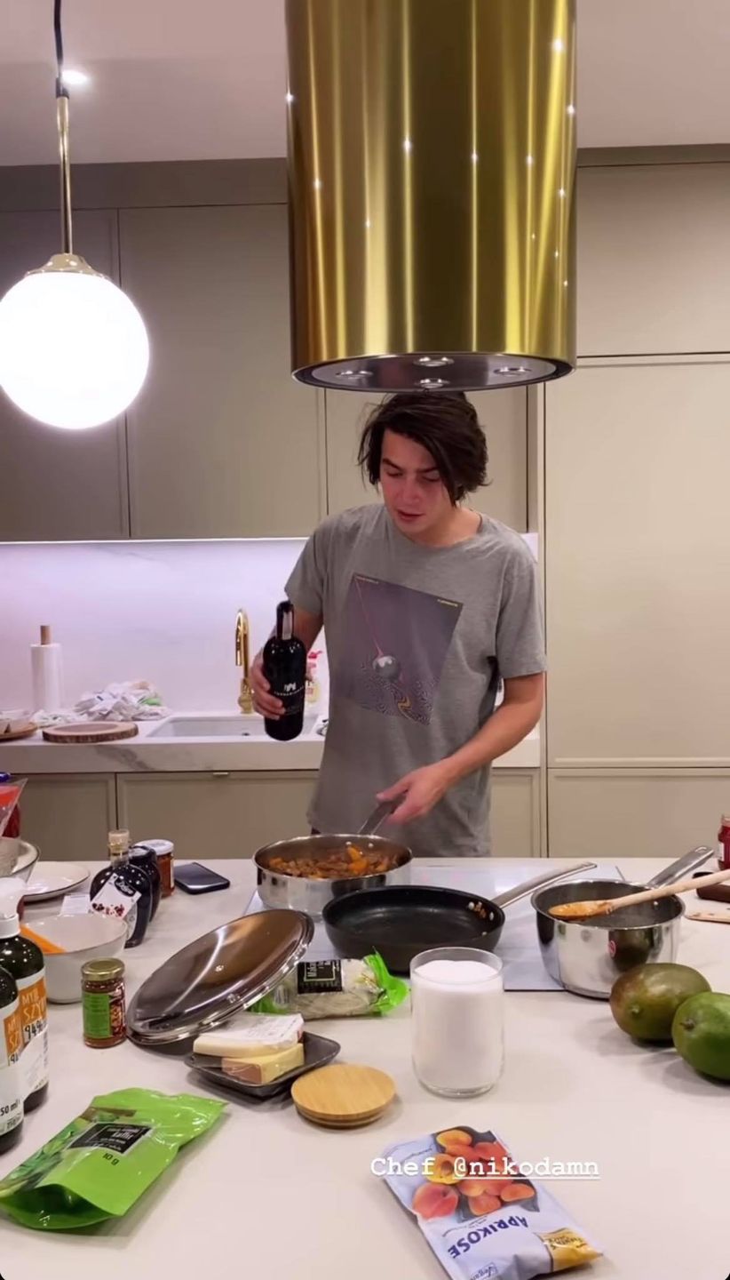 Nikodem Rozbicki gotuje ramen
