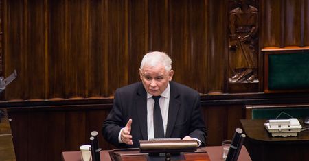 Kaczyński wszedł nagle na mównicę. Zaczął uciszać salę