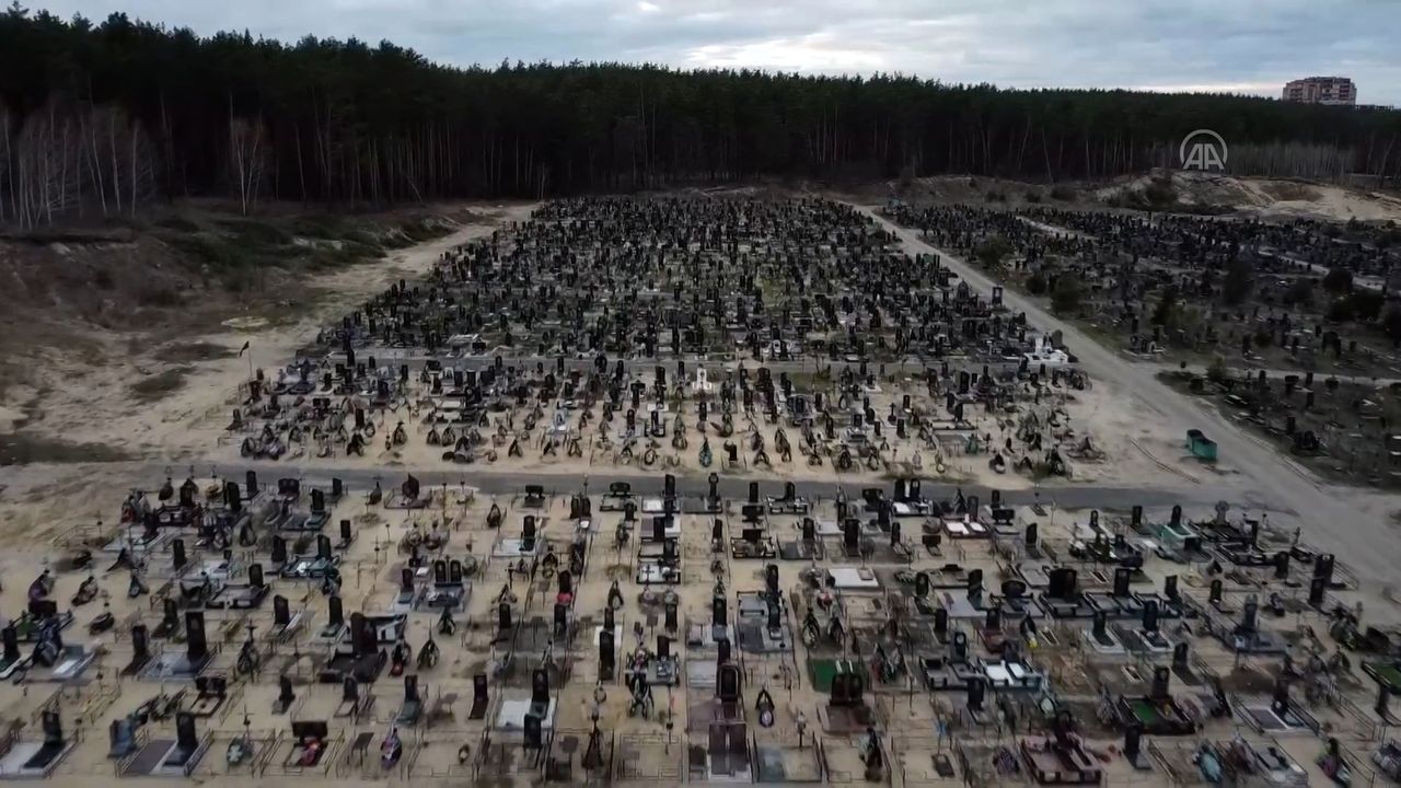 Setki grobów pod Kijowem. Poruszające nagranie z drona obiega świat