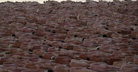 Tysiące nagich osób na plaży w Australii. "Byłam przerażona"