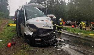 Wypadek busa z dziećmi. Zderzenie z ciężarówką