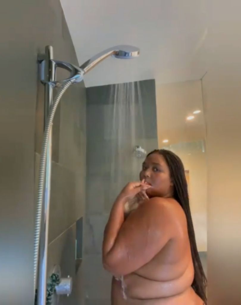 Lizzo prezentuje sylwetkę, tłumacząc się z przejścia na detoks sokowy