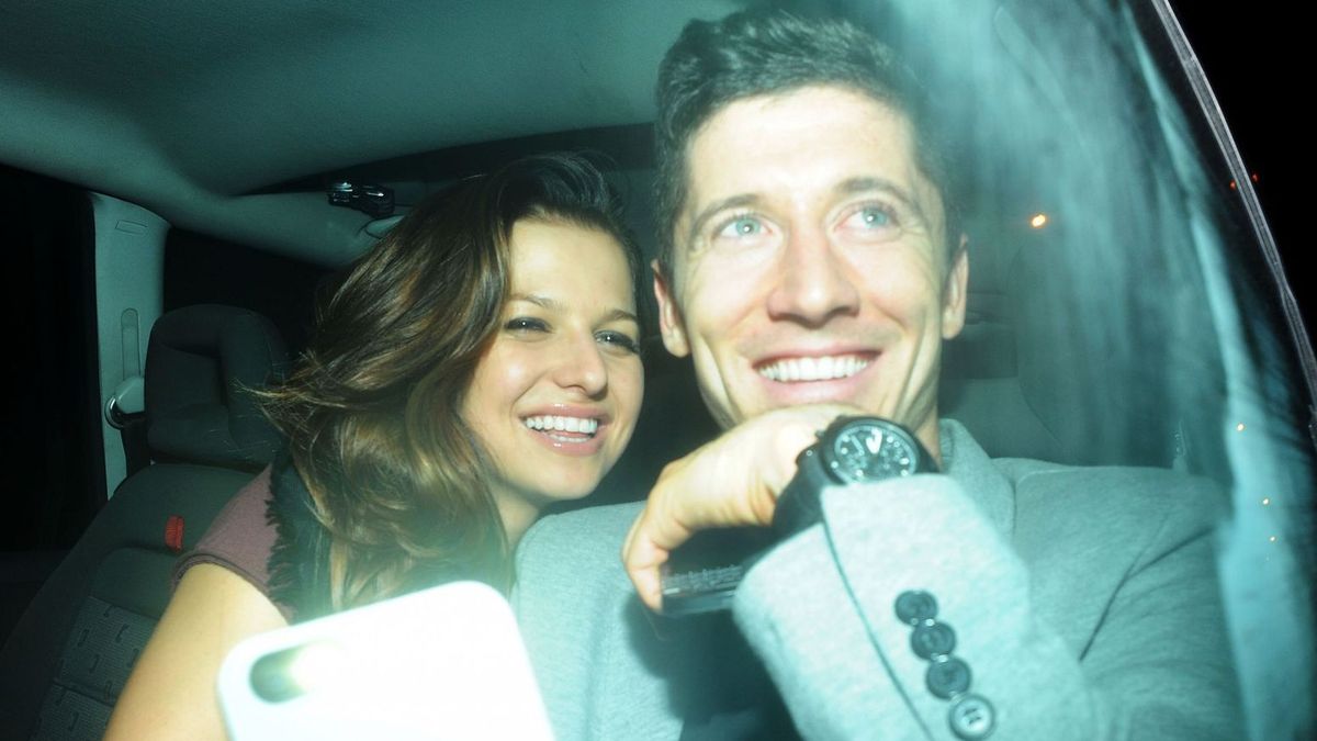 Anna Lewandowska i Robert Lewandowski wracają z imprezy