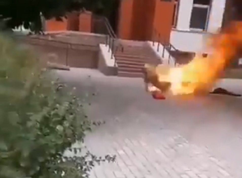 Szokujące wideo z Białorusi. W ramach protestu polał się benzyną i podpalił