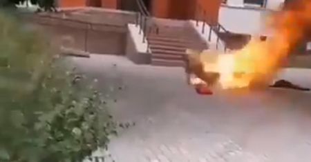Szokujące wideo z Białorusi. W ramach protestu polał się benzyną i podpalił
