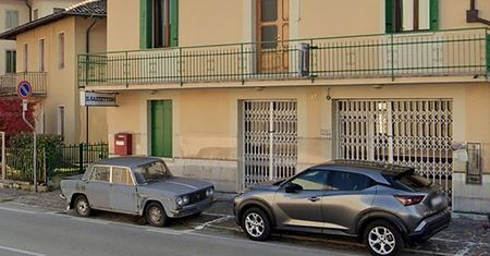 Tajemniczy samochód na Mapach Google. Stał się atrakcją turystyczną