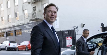 Elon Musk i Tesla pozwani przez akcjonariuszy. Chodzi o bezpieczeństwo autopilota